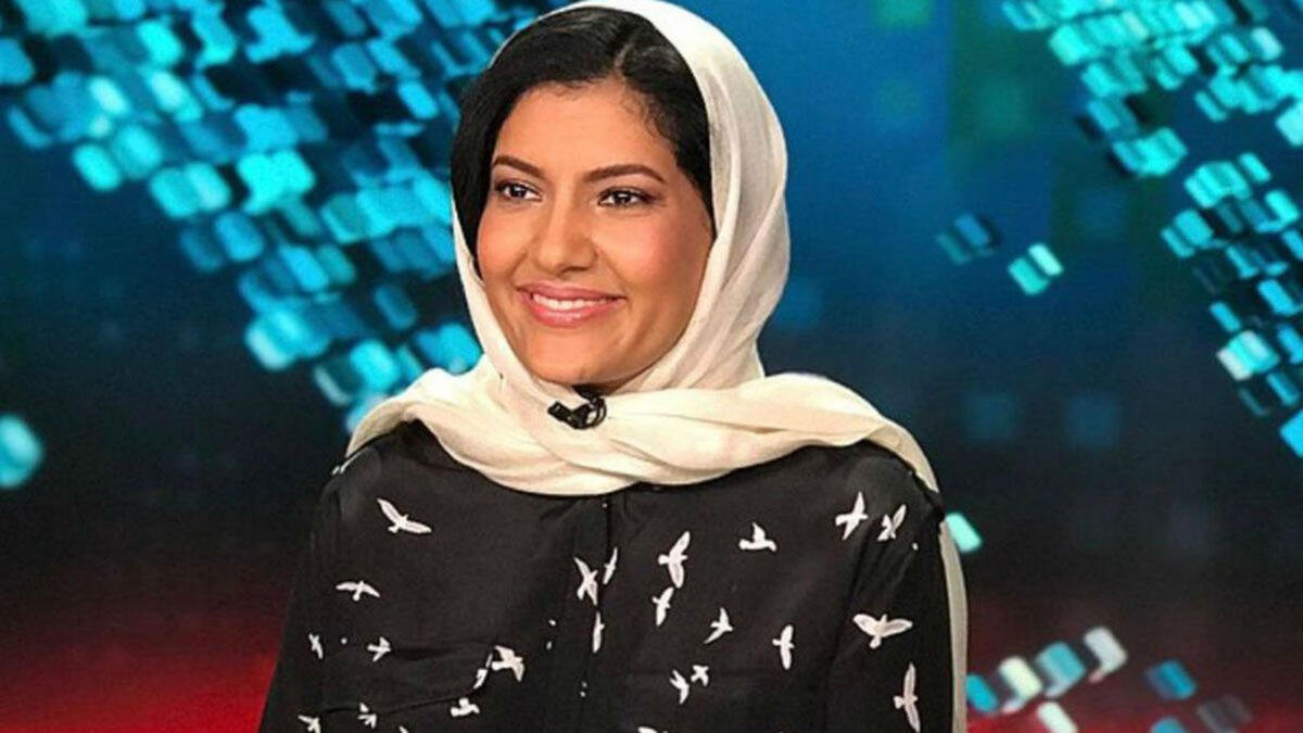 حصلت على البكالوريوس في دراسات المتاحف والحفاظ على الآثار بجامعة جورج واشنطن.