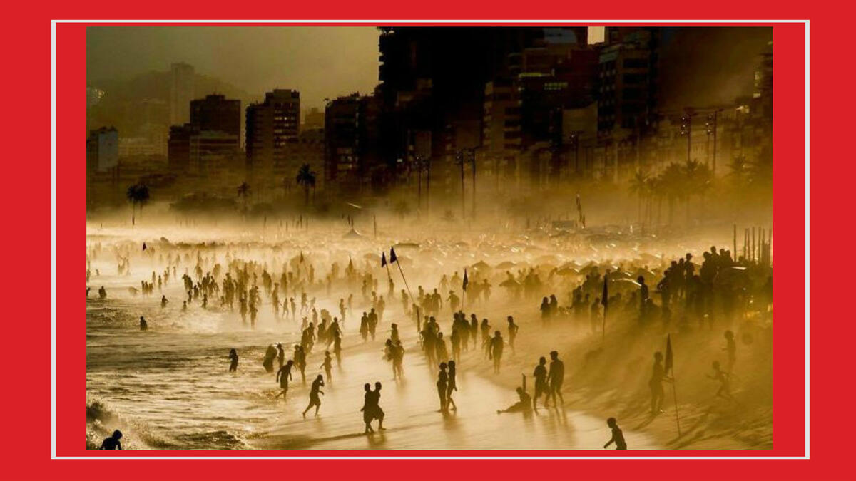 للمصورة "ميشيلا سكوفرانوفا" – شاطئ "إيبانيما" الواقع في مدينة "ريو دي جانيرو" البرازيلية حيث يتواجد المئات من المواطنين.