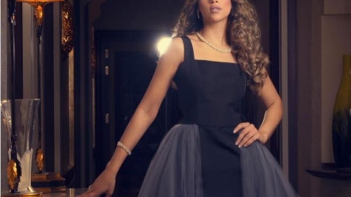 تألقت الفنانة بلقيس في حفل زفاف خاص وكعادتها حرصت على استعراض إطلالتها بلقيس اختارت للحفل «لوك» وصفته بالحالم حيث ارتدت فستان أسود أنيق منفوش وأسدلت شعرها بتسريحة ناعمة،بينما تزينت بماكياج قوي أبرز جمال ملامحها ولاقت الإطلالة إعجاب متابعيها!.