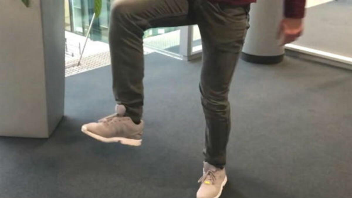 "تحدي الصندوق الخفي" والذي يقوم على تصوير فيديو لشخص يوهم الآخرين بوجود صندوق أمامه ثم يقفز عليه بطريقة معينة، ثم يقوم بنشر التحدي على وسم invisiblebox#.