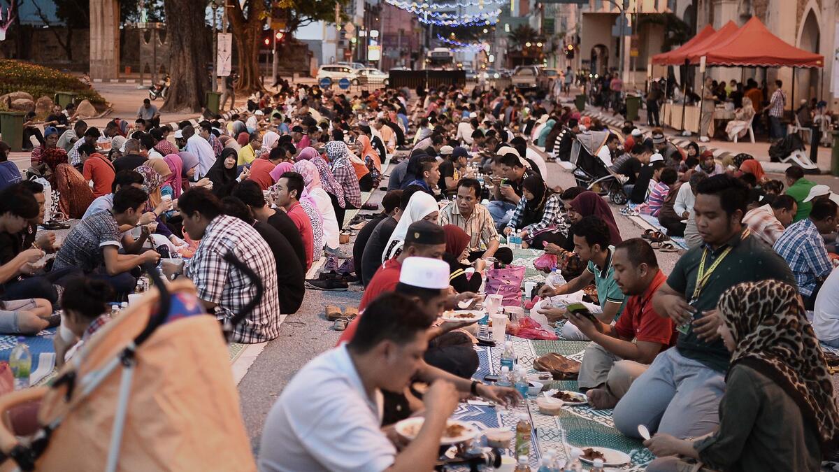 كوالالمبور: تشتهر ماليزيا بشكل خاص بالأسواق الأغذية الخاصة والبازارات التي تبيع مجموعة واسعة من الوجبات الخفيفة التقليدية، والحلويات اللذيذة لاسيما خلال شهر رمضان، كما أن للمساجد خصوصية كبيرة حيث تصور مزيج مذهل بين الروحانيات والتصميم