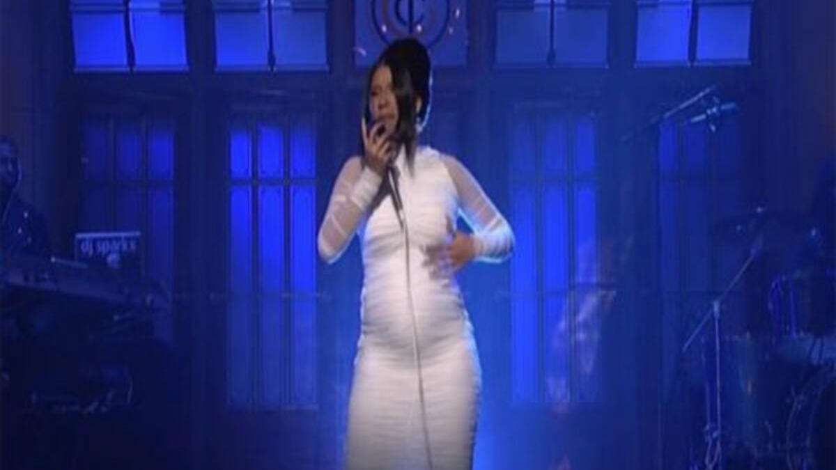 أكدت مغنية الهيب هوب "كاردي بي" خبر حملها من خطيبها مغني الراب "أوفسيت" باستعراض بطنها المكوّر خلال أدائها إحدى أغانيها على خشبة المسرح مرتديةً فستان أبيض ضيق.