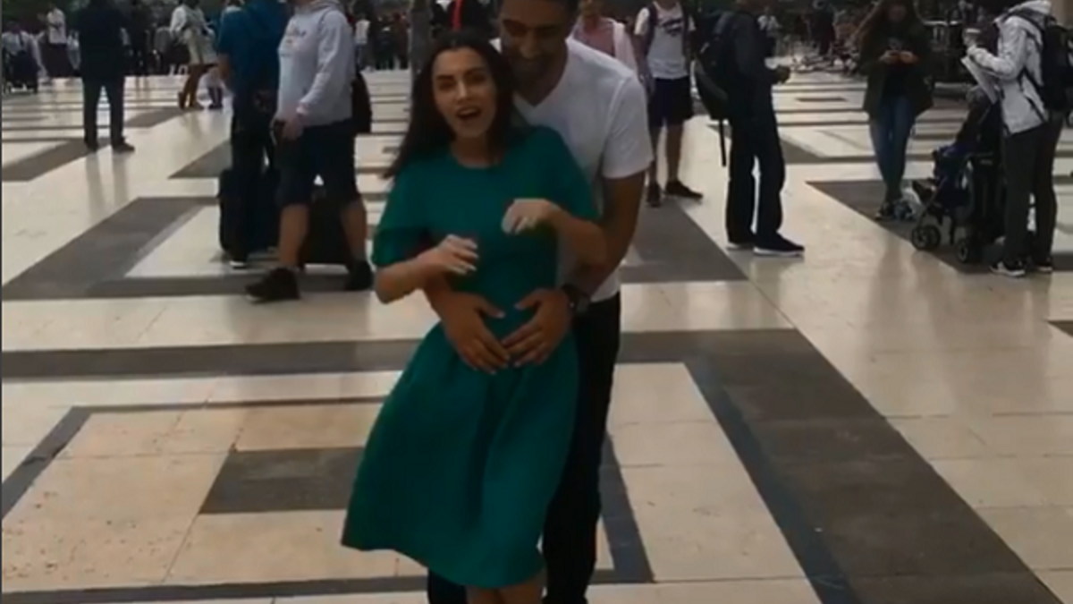 نشرت النجمة كارمن سليمان مقطع فيديو وهي تقف أمام برج إيفل زوجها الملحن مصطفى جاد يضع يديه على بطنها وهي في قمة السعادة والفرح.