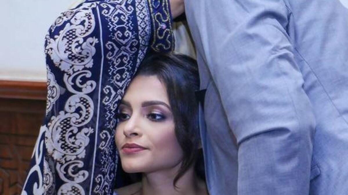 تداول رواد مواقع التواصل الاجتماعي صورة طريفة للفنانة كارمن سليمان من عقد قرانها على الملحن مصطفى جاد حيث ظهرت كارمن ويبدو على وجهها علامات الانزعاج بعد ما انحصرت بين زوجها وإحدى السيدات التي يبدو بانها والدته لتظهر علامات الضيق على وجه كارمن .