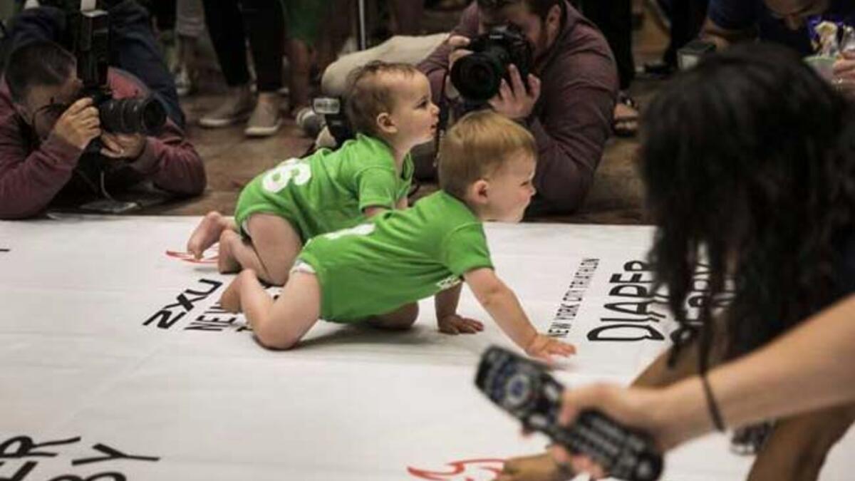 لا يسمح للآباء بمساعدة أبنائهم سوى التلويح بما هو محبب، كرضاعات الحليب، أو مفاتيح السيارات، أو ريموت التلفاز