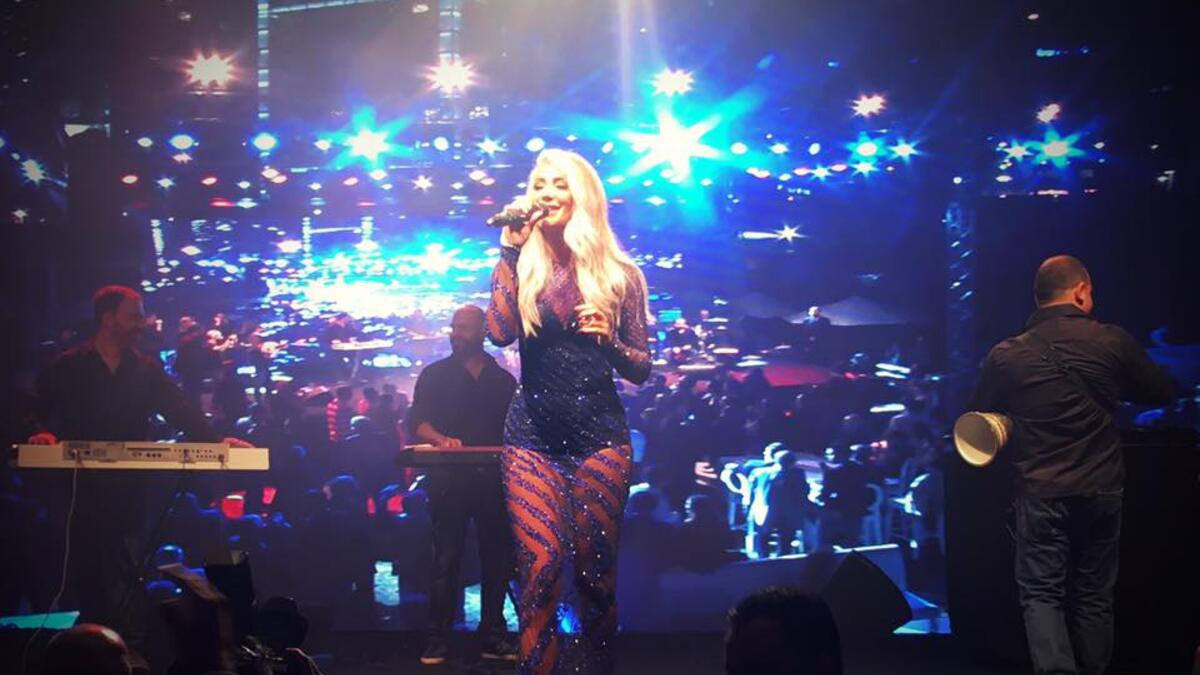 خطفت الفنانة مايا دياب الأنظار بإطلالتها خلال إحيائها حفل في لبنان حيث إرتدت فستاناً جريئاً كشف عن مفاتنها بشكل جذّاب للغاية وأشعلت دياب المسرح بفستان من تصميم رامي القاضي أرفقته بمجوهرات مميّزة كما إعتمدت تسريحة الشعر المموّج مع مكياج السموكي القوي.