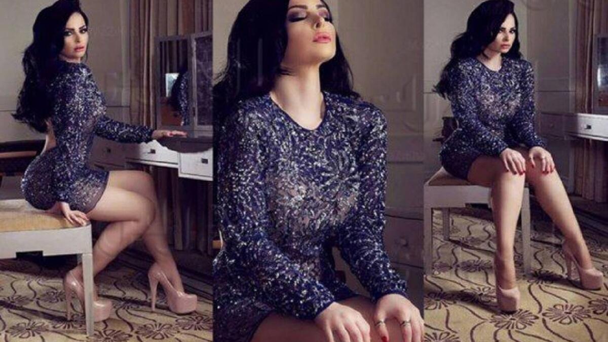 نشرت الفنانة الأردنية ديانا كرزون صورة لها على غلاف إحدى المجلات وهي ترتدي فستان قصير جداً وشفاف مما أثار غضب جمهورها الذي انتقد ملابسها وستايل لبسها الجديد وطالبها بالاحتشام واحترام عادات وتقاليد بلدها.