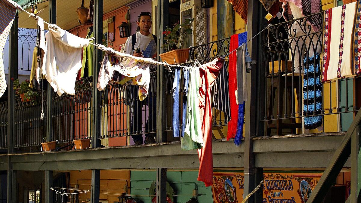 بوينس آيرس، الأرجنتين: أكبر عدد من السكان السوريين بعد البرازيل، بدأ السوريون الهجرة إلى الأرجنتين خلال القرن 20 وواصلوا الهجرة إلى هناك حتى اليوم. في عام 2012 ارتفعت نسبة تقديم طلبات التأشيرة من السوريين إلى الأرجنتين بنسبة 40%.