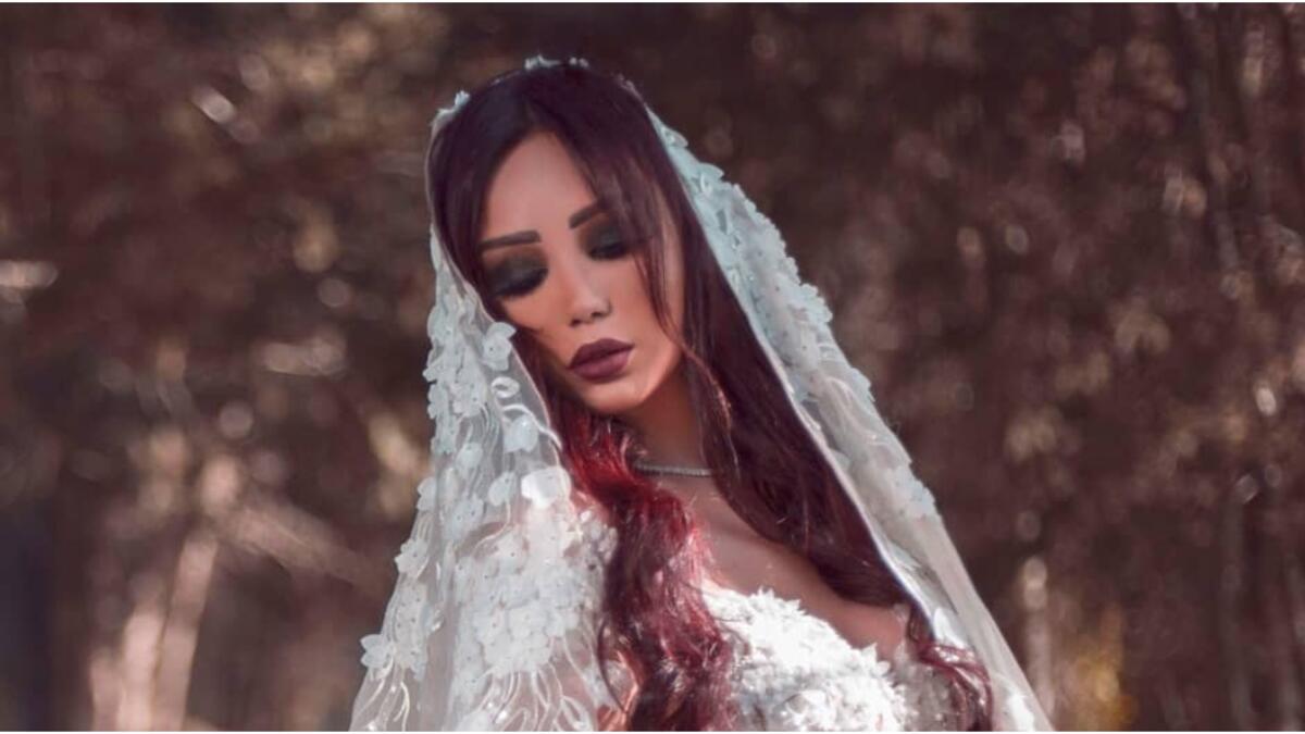 توفيت دينا هارون يوم 8 اكتوبر بعد ادخالها  للمستشفى بأيام أثر مشكلة في معدتها، وقالت بعض المصادر أن الراحلة أصيبت بجرثومة خلال اجرائها عملية الزائدة.