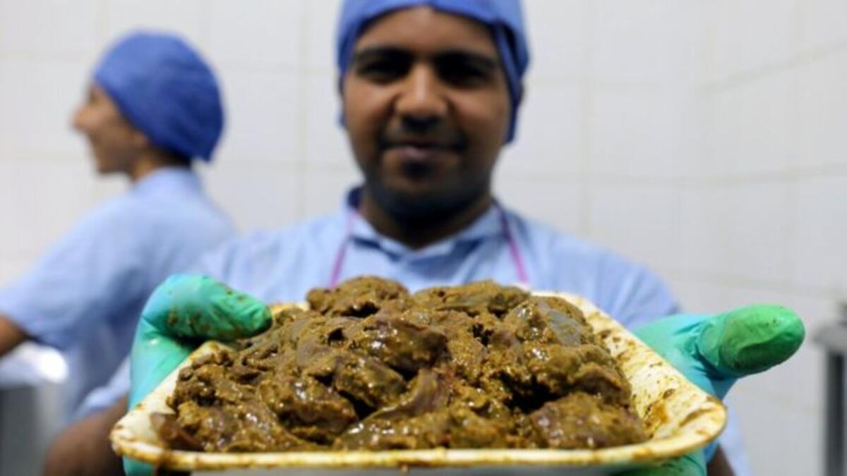 المطعم يتميز بتوحيد الزي الذي يلبسه جميع العاملين فيه بما في ذلك غطاء الرأس مثل أطباء الجراحة، في إشارة إلى النظافة المتناهية داخل المطعم.