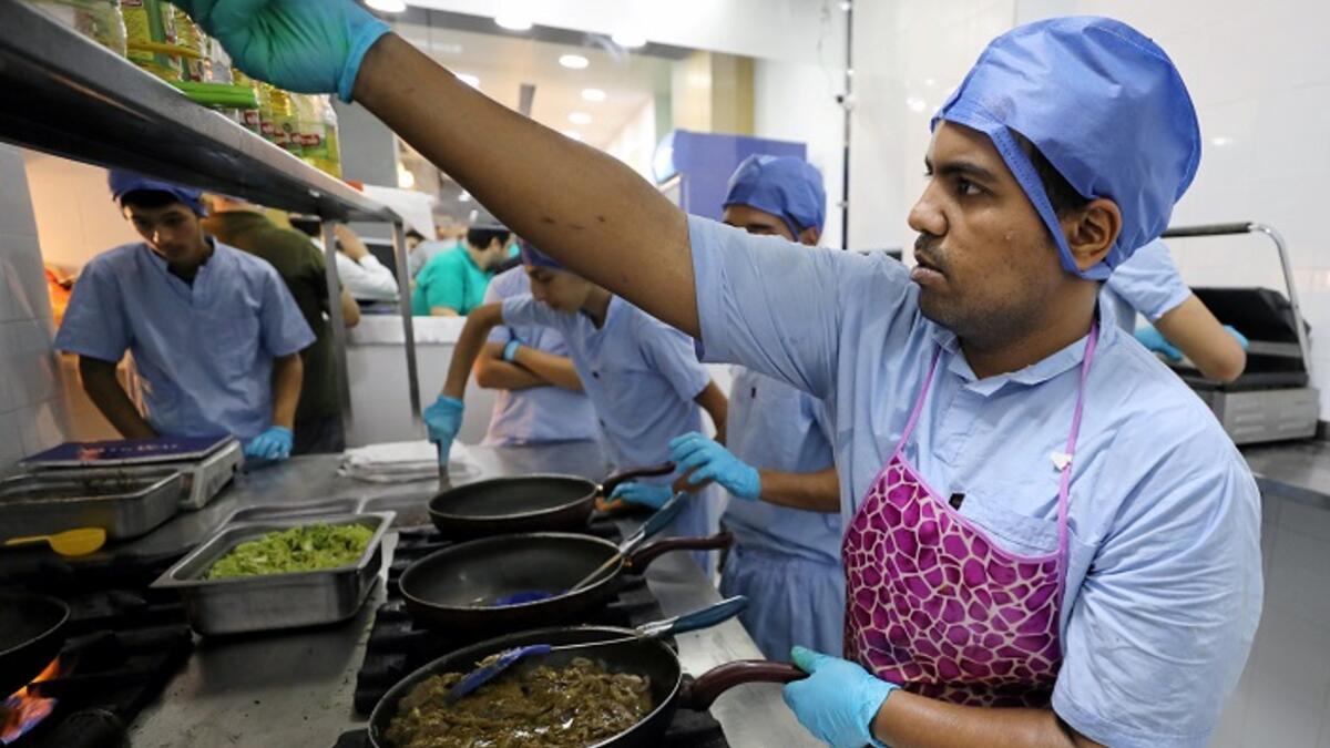 أغلب العاملين في المطعم حصلوا على دورات في تخصصاتهم لتقديم خدمة مميزة ومختلفة للزبائن مثل إدارة الأعمال وطرق الطهي الحديثة والسلامة المهنية وغيرها من البرامج التدريبية.