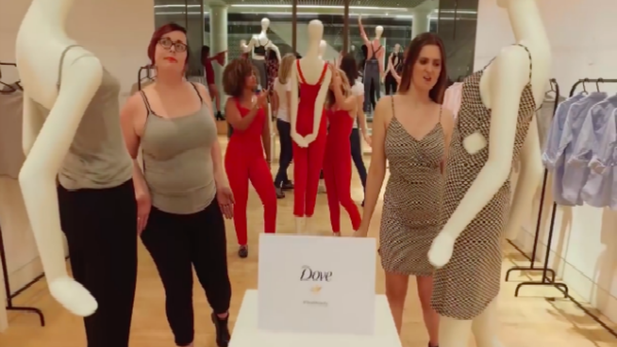 "تحدي المانيكان" Mannequin Challenge هو تحدي انتشر على مواقع التواصل الإجتماعي كفيديو فيروسي، يكون بتصوير أشخاص يتجمدون خلال التصوير للإيحاء وكأن الشخص تمثال أو مانيكان.