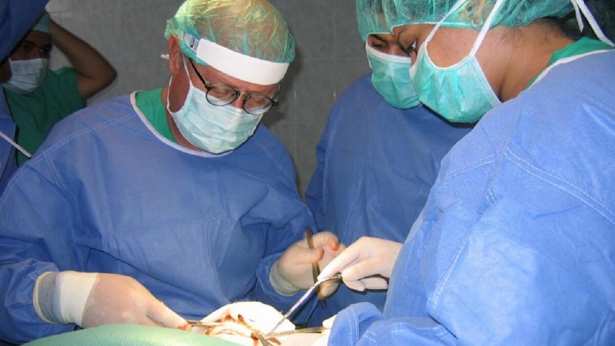 11/5/2017 : طبيب جراح في مدينة مراكش المغربية، يستدرج فتاة بعمر 16 عامًا لمنزله لمواقعتها ويقوم بإعطائها شهادات طبية تتضمن بيانات كاذبة ليبرر غيابها المتكرر عن المدرسة.