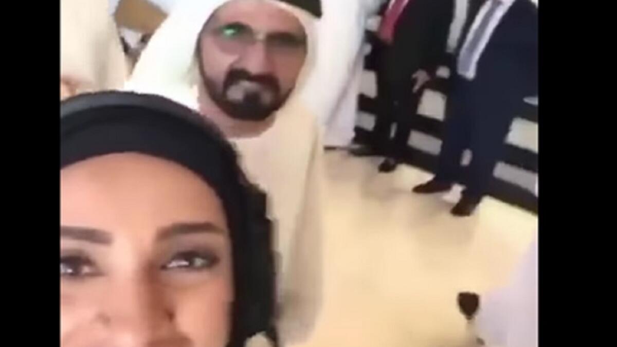 سيلفي حاكم دبي
 مقطع فيديو لفتاة إماراتية تحاول التقاط سيلفي مع الشيخ محمد بن راشد آل مكتوم، والذي قام بلفتة طريفة بعد اقترابه من الكاميرا والإشارة بعلامة النصر.