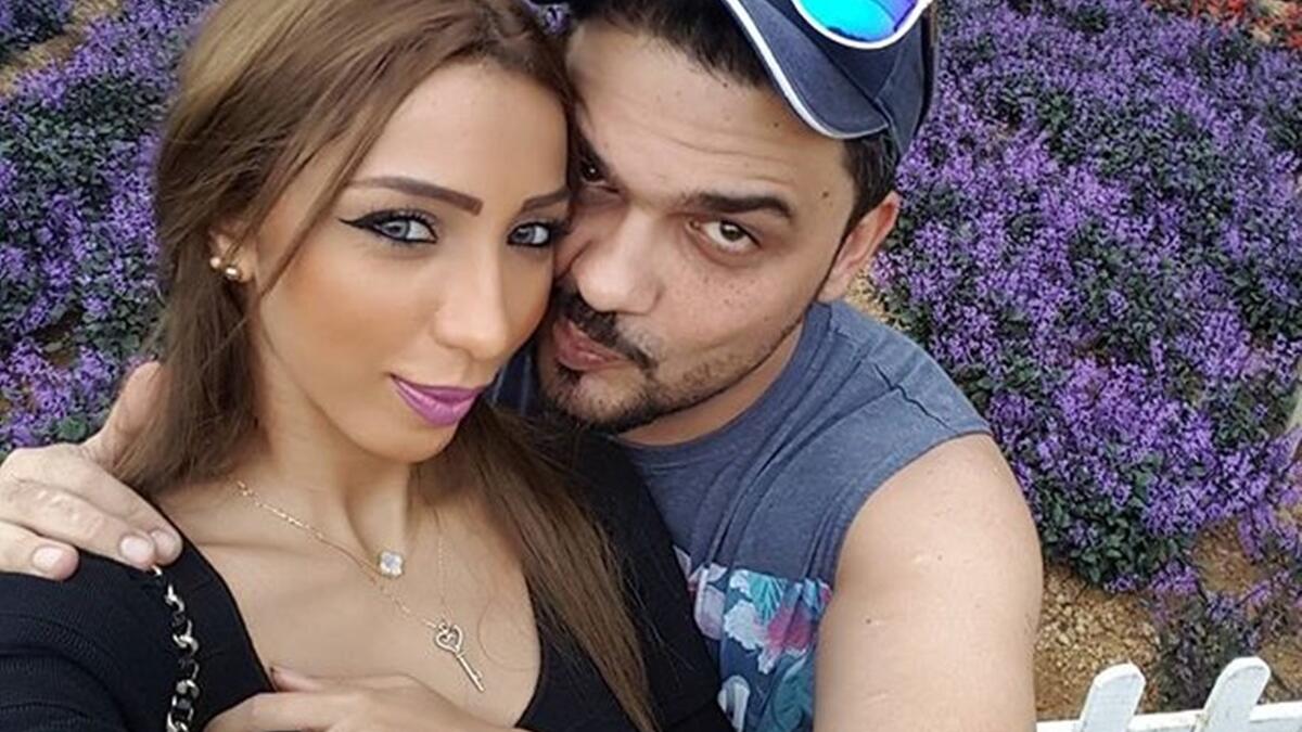 نشرت المطربة المغربية دُنيا بطمة، صورة لها برفقة زوجها ومدير أعمالها محمد الترك، عبر الإنترنت.علّقت بطمة على الصورة قائلة: “كنتمنى لكم يوم جممميل بطماويين مزيان واعر انا والحب …. عسى أيامنا وايامكم كلها ورد يا ورود حيياتي احبك يا اغلى وردة ببستان حياتي”.