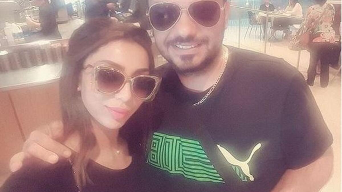 نشرت دنيا بطمة صورة جديدة جمعتها بزوجها محمد الترك عبر انستقرام معبرة عن إعجابها لفقدانه بعضاً من وزنه معلقة: “غرامي انت واجمل مصير راضي لأجلك اصير مقيد بك اسير مجنون حبي لك ماله حد مابي غيرك احححد انا اعشقك للأبد بجننون فديت الضعفان انا”.