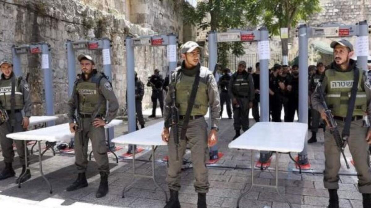 قالت القوات الإسرائيلية أن المهاجمين في 14 يوليو خبّؤوا أسلحتهم في ساحة المسجد الأقصى وبناء على ذلك قررت تركيب أجهزة لكشف المعادن على مداخل هذا الموقع الحساس بالقدس الشرقية المحتلة.