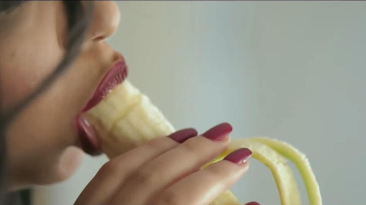 "عندي ظروف" فيديو كليب تبرى منه منتجه ومخرجه ومؤلفه وبطلته بعد أن آثار استياء الناس لما يحتويه من مشاهد خادشة الحياء.