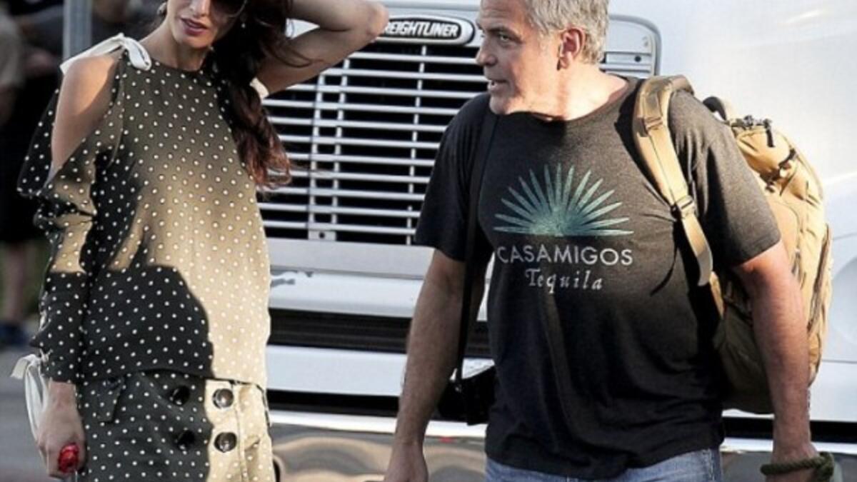 زارت امل علم الدين موقع تصوير فيلم زوجها جورج كلوني الذي يخرج حالياً فيلماً كوميدياً ولكنه اقتطع وقتاً رومانسياً قضاه معها في فترة الاستراحة بين المشاهد وتألقت أمل بتوب وتنورة سوداوين منقطين بالأبيض وحذاء أبيض أما جورج فارتدى ثياباً كاجوال.