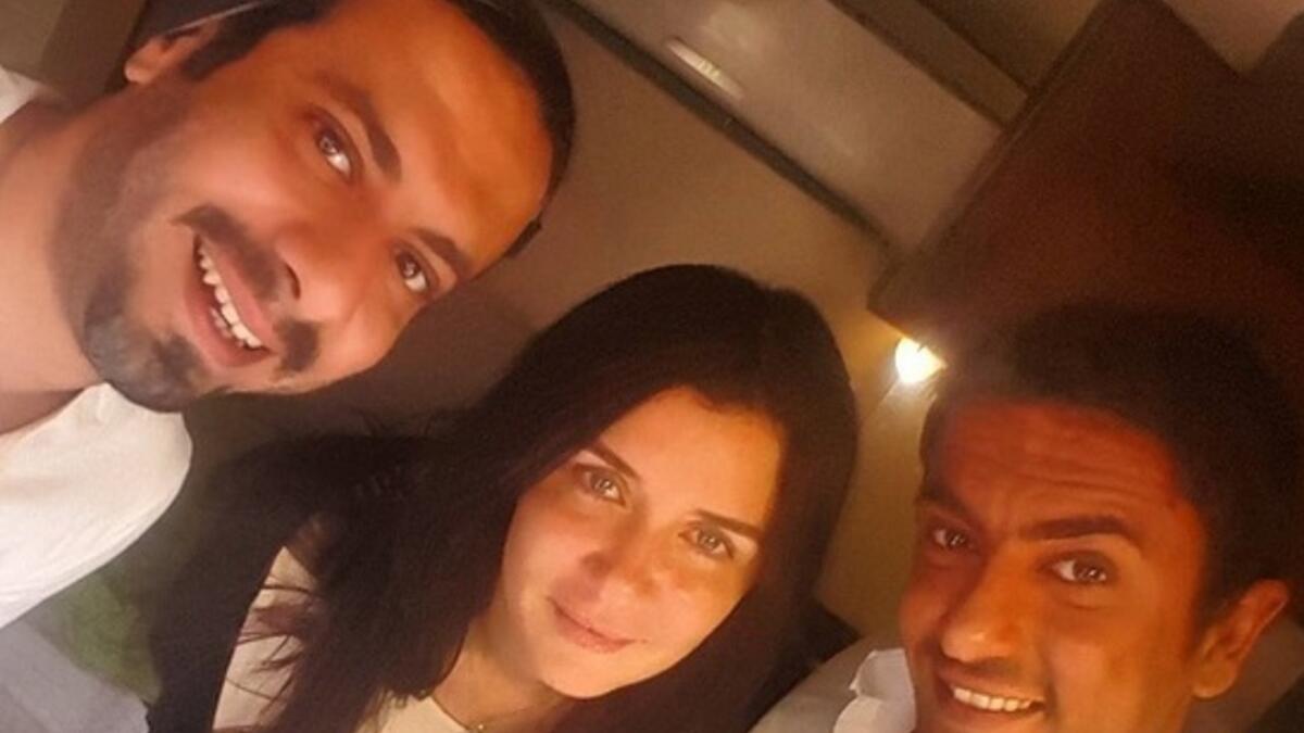 نشر الفنان أحمد العوضي صور جديدة لأبطال عمل مسلسل “الميزان”، جمعت الصور بين النجمة غادة عادل ومحمد فراج وأحمد العوضي، وانهال كم من التعليقات الإيجابية التي أشادت بجمال غادة عادل في الصور، خصوصاً انها ظهرت بالصور بدون مكياج.