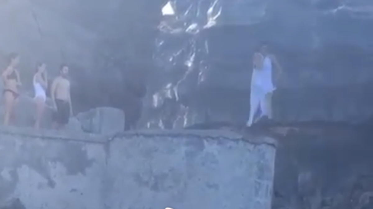 قفزة الفنانة غادة عبد الرازق أثناء قضائها الإجازة، والتي حصدت عدد مشاهدات عالٍ وصل إلى نصف مليون عبر موقع إنستغرام. أخافت غادة محبيها بهذه القفزة ليعلّق الجميع أن القفزة كانت خطيرة ورائعة ولكن لا يستحب لها أن تعيد الكرّة في مناسبة أخرى.