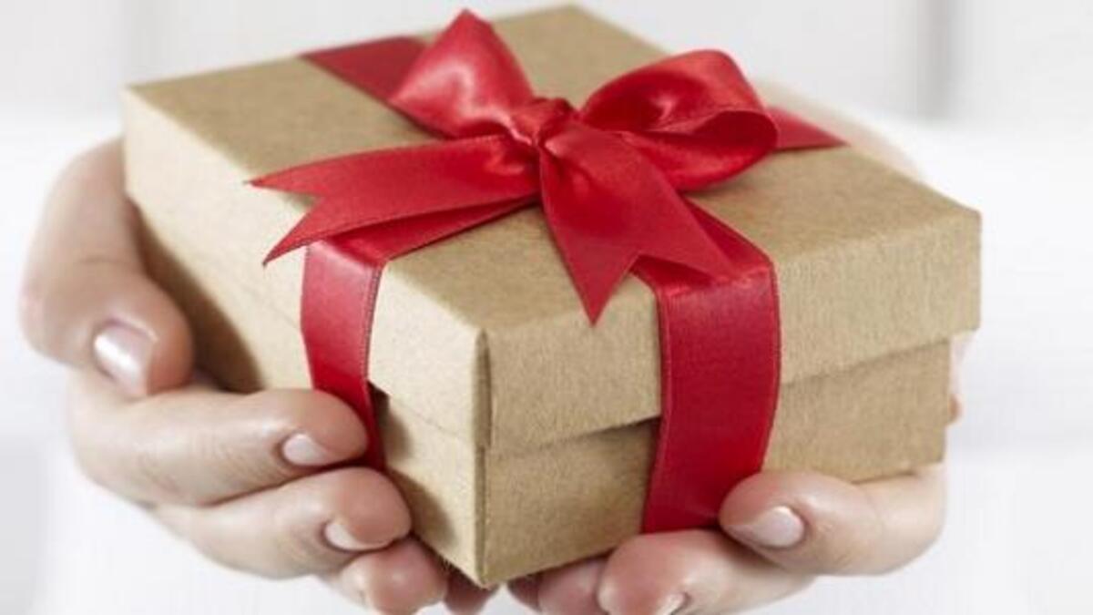 تحفيز الطالب وتشجيعه على المدرسة، وذلك بقيام الأهل بوعده بأنهم سوف يحضرون له ما يحب من أغراض وهدايا، عند الانتهاء من العام الدراسي وحصوله على معدل عالي ومميز.