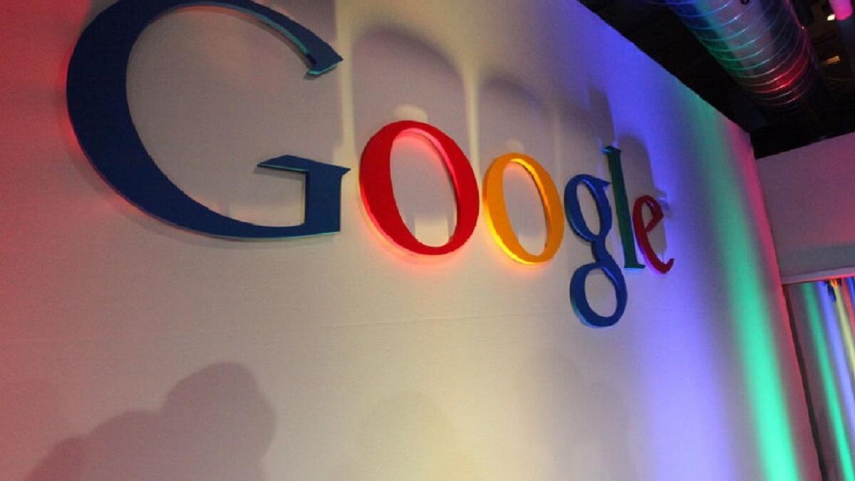 غوغل: خلال جلسة في جامعة ستانفورد الأميركية لاقتراح اسم لمحرك البحث الأشهر في العالم، اقترح أحد الطلاب الحاضرين على مؤسس المحرك لاري بيج اسم "googolplex"، لكن خطأً مطبعيًا ارتكبه أحد الطلاب لاحقًا انتهى بالاسم المقترح إلى Google وهو الاسم الذي سجل به صفحة شركته