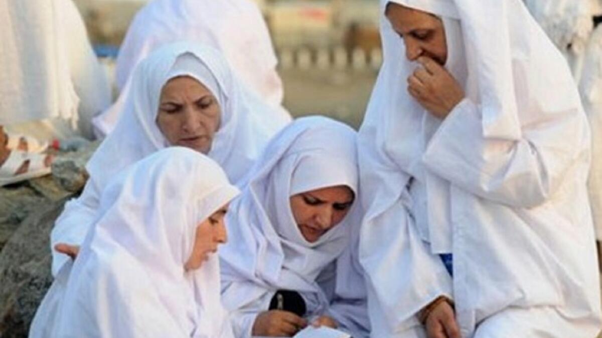 لباس المرأة في الحج؟ ليس للمرأة ثياب مخصصة تلبسها في الحج، وإنما تلبس ما جرت عادتها بلبسه مما يستر بدنها وليس فيه زينة ولا تشبُّه بالرجال، وإنما نهيت المرأة المحرمة عن لبس البرقع والنقاب مما خِيط أو نُسِج للوجه خاصة.