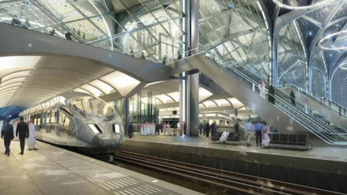 يعزز قطار الحرمين فرصة وصول الحجيج الذين يصلون إلى المملكة بحرًا عبر ميناء المدينة الاقتصادية إلى مقاصدهم سنويا خلال مواسم الحج والعمرة، بقدرة استيعابية تتجاوز 300 ألف حاج سنويًا.