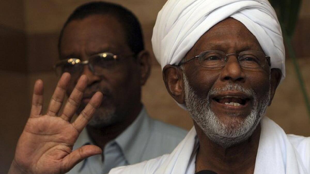 حسن الترابي:
توفي السياسي السوداني في 6 مارس/آذار، الذي أتقن أربع لغات: العربية والإنجليزية والفرنسية والألمانية، ويُعتبر الدكتور الترابي القوة التي مكنت الرئيس عمر البشير من الوصول إلى سدة الحكم.