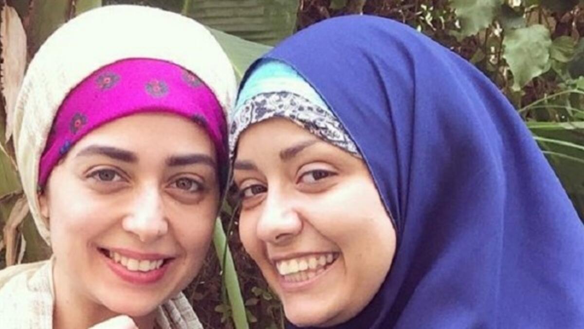 نشرت الممثلة هبة مجدي صورة جديدة من كواليس مسلسل “ولاد تسعة” إلى جانب زميلتها سهر الصايغ هبة ظهرت وهي ترتدي الحجاب وأرفقت الصورة تعليقاً جاء فيه: “كريمة واحسان فى كواليس ولاد تسعة