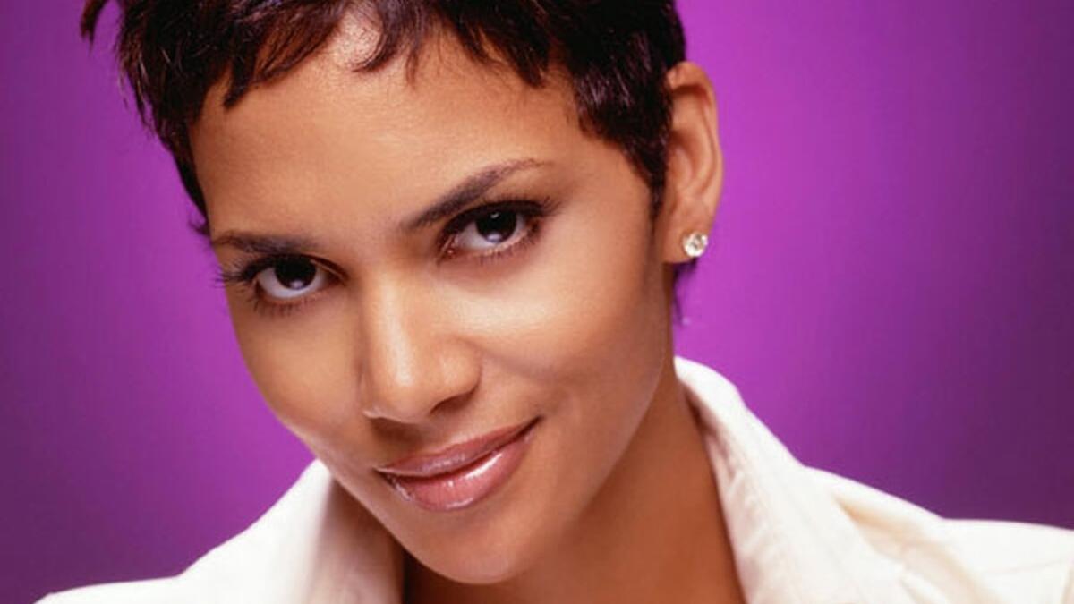 "هالي بيري"
تعرضت للضرب على يد صديقها السابق مما أفقدها 80% من السمع في أذنها اليسرى.