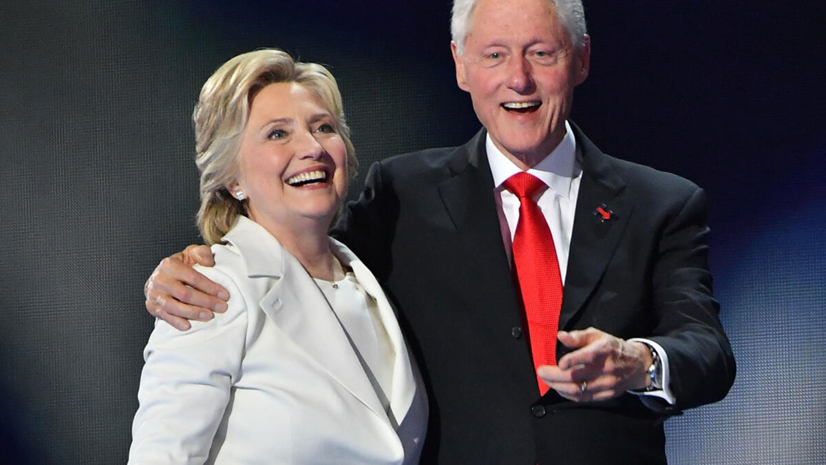 بيلاري Billary - وهو اللقب الذي حظي به الرئيس الأمريكي السابق "بيل كلينتون" وزوجته هيلاري، علماً بأنهما تزوّجا في شهر أكتوبر من عام 1975.