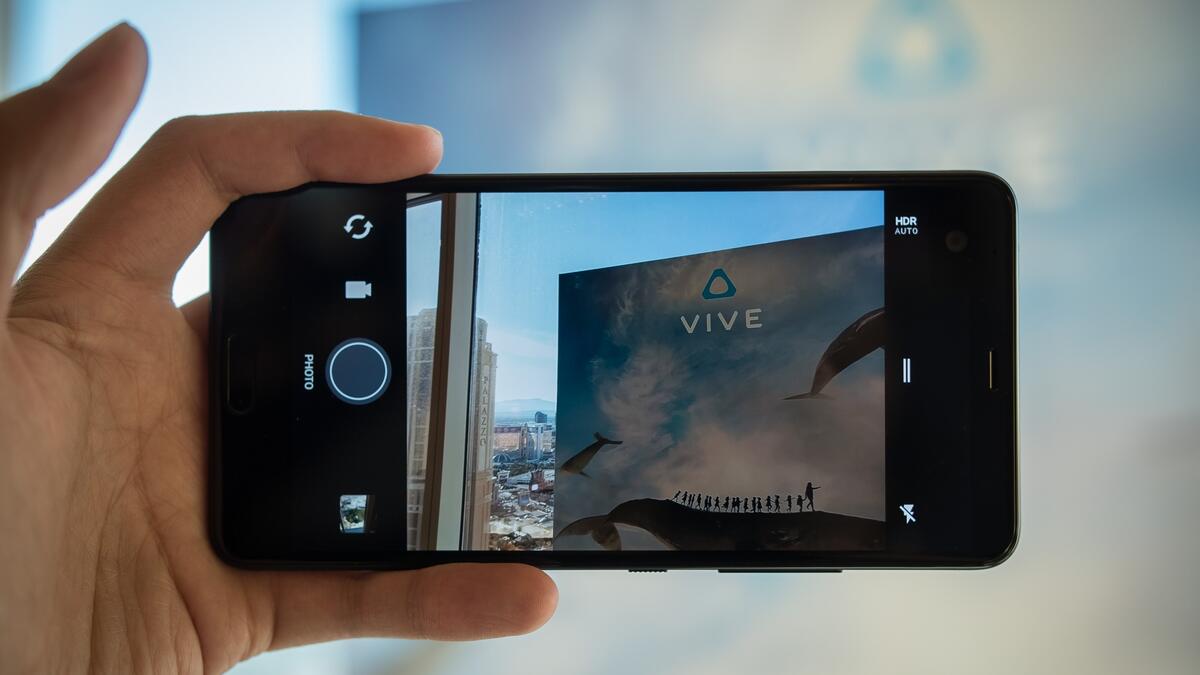 U Ultra : 
تعكس هذه التقنية مفهوم الذكاء الاصطناعي، من خلال اعتماده لألية التعلم الآلي من مستخدمه ليصبح قادرا على تقديم اقتراحات ذات طابع شخصي مع قدرته على التعرف على صوت مستخدمه، من خلال شاشة مزدوجة دون مقاطعة المستخدم أثناء استخدامه للشاشة الأساسية.