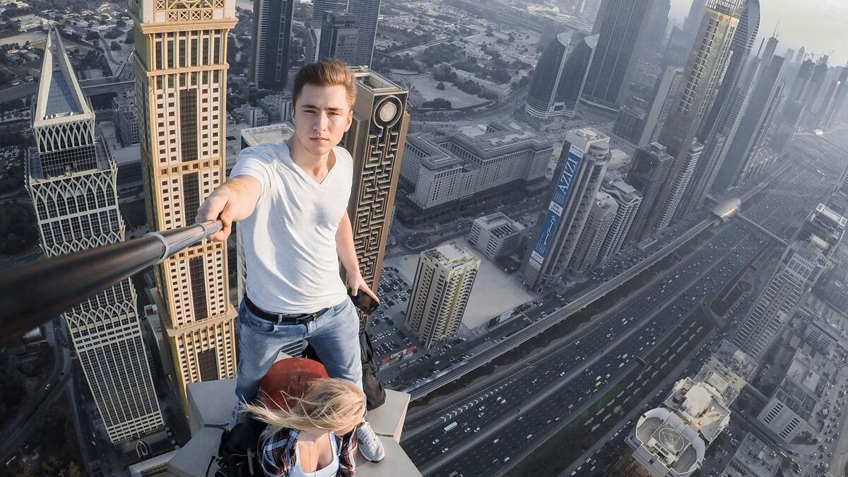 Daredevil couple take nail-biting selfies on Dubai skyscraper date (travel.nine.com.au)