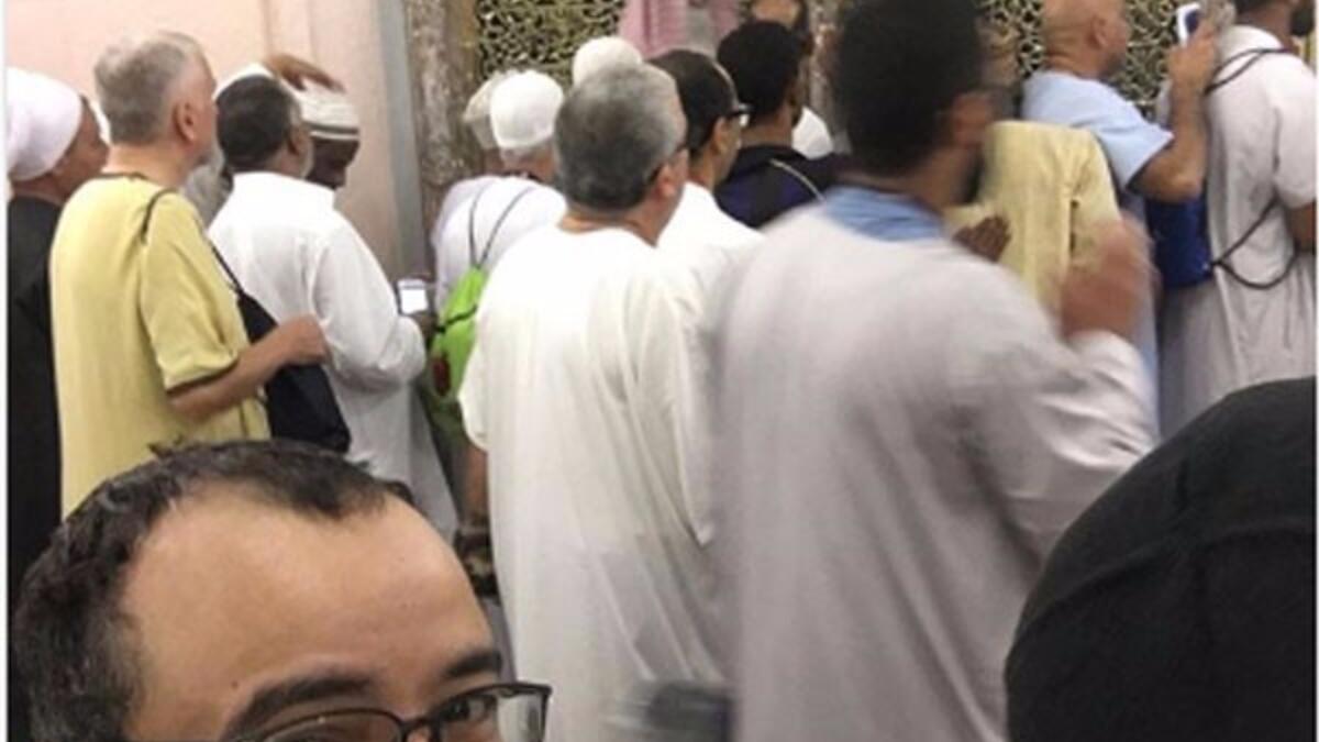 وسافر الفنان الشاب حسام داغر إلى الأراضي المقدسة لأداء مناسك الحج، ونشر صورة له، عبر صفحته الشخصية بموقع التواصل الاجتماعي "إنستغرام "،بملابس الإحرام، وعلق :"من أمام مسجد قباء المدينة المنورة".