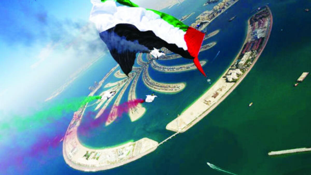 تزامناً مع احتفال الدولة باليوم الوطني الـ47 لقيام اتحاد الإمارات، نجحت سكاي دايف دبي في دخول "غينيس" بإعداد عَلَم الإمارات بمقاييس تعد الأضخم في العالم، لتنسخ ما قبلها وتدخل موسوعة غينيس العالمية.