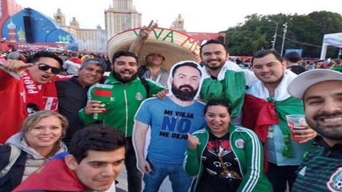 حضرت جماهير مكسيكية إلى روسيا من أجل متابعة منافسات كأس العالم وهي منقوصة من صديقها الممنوع من الخروج بسبب زوجته، ليرفعوا صورته في كل مكان يتوجهون إليه.