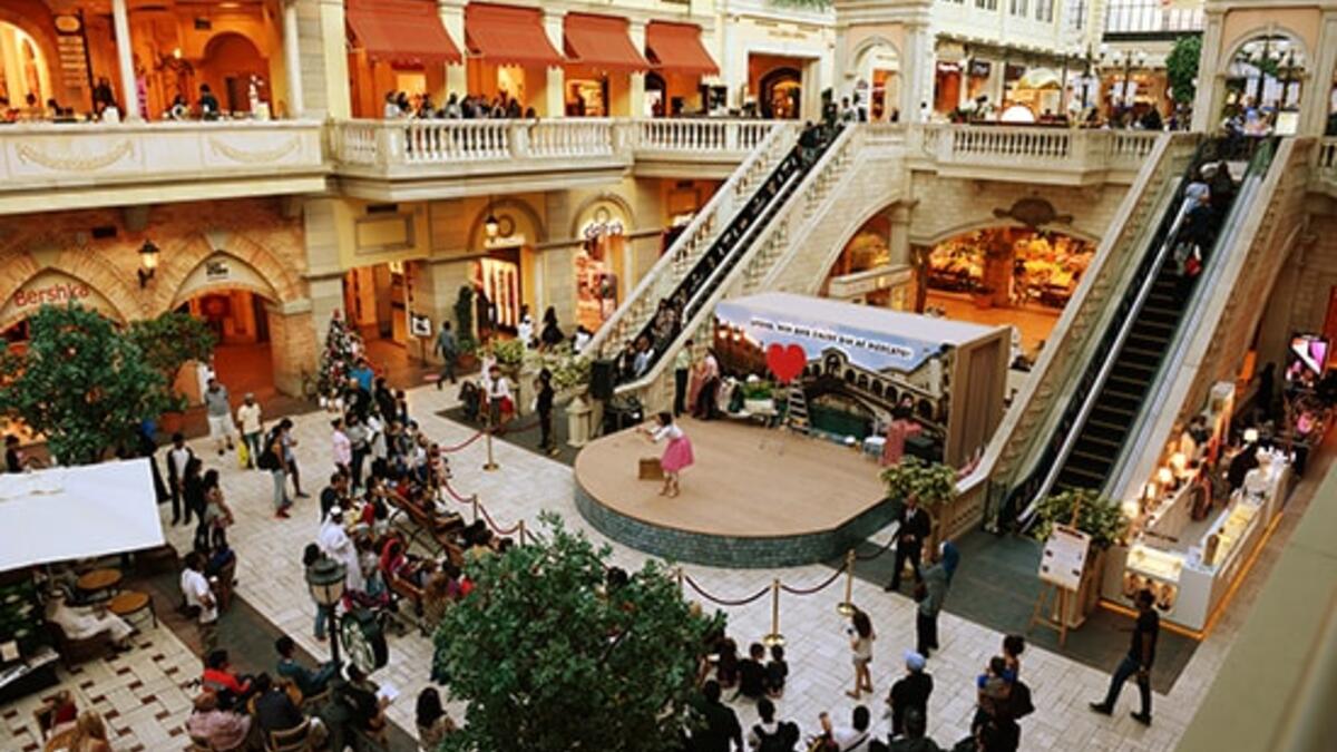 تفتح معظم مراكز التسوّق في دبي أبوابها أمام الزوّار لساعات متأخرة من اليوم خلال شهر رمضان، كما تقدّم الكثير من الخصومات والعروض بالإضافة إلى الفعاليات الترفيهيّة المميّزة