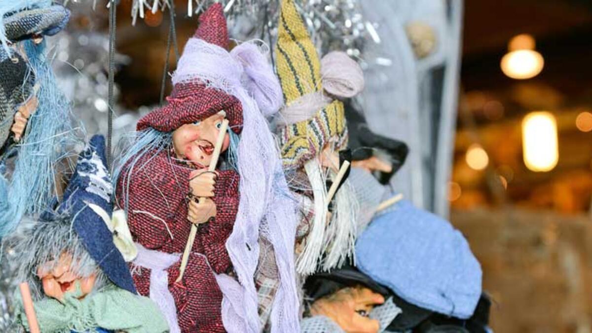 إيطاليا: ينتظر الأطفال زيارة العجوز "بلفانا" ليلًا والتي تأتي حاملة معها هدايا رائعة والعديد من الحلوى اللذيذة تتركها لهم في جواربهم بالقرب من المدفأة.