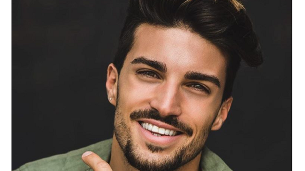 إيطاليا: يمنح لقب "الشاب الوسيم" هناك لأي شخص يهتم بمنظره وإطلالته فالجمال الطبيعي أقل أهمية بالنسبة للفتيات على الظهور بإطلالة أنيقة.