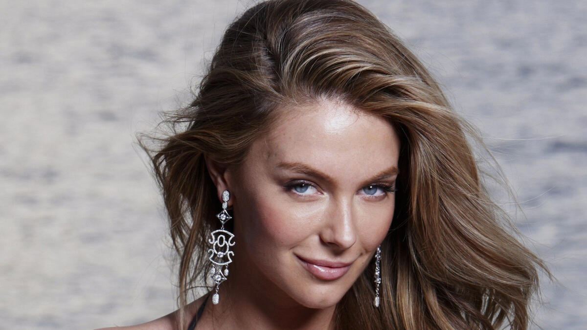 جنيفر هوكينز:
الأسترالية  التي وصفت بأنها أجمل ملكة شاركت في المسابقة على الإطلاق وذلك في 2004، وهي مقدمة عروض تلفزيونية في سدني.