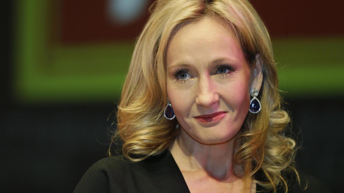 جيه كيه رولينج: روائية وكاتبة سيناريو حاصلة على وسام الشرف البريطاني، عُرِفت بتأليفها سلسلة روايات هاري بوتر الفنتازيّة، وتمكنت من التغلب على الاكتئاب وحولته إلى قوة مكنتها من التحليق بقلمها في عالم أحبه الأطفال.