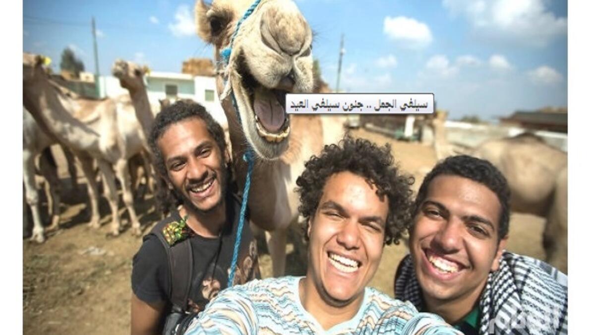 أخذ صور السيلفي، أصبح من أهم عادات العيد في بداياته، حتى يعود الناس إلى بيوتهم محتفظين بهذا الصورة اليتيمة التي تثبت مشاركتهم في العيد، لينتهي المطاف بملتقطيها إلى النوم طيلة أيام العيد.