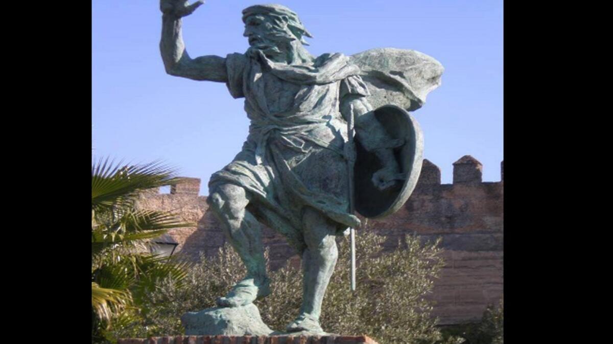 تمثال عبد الرحمن بن مروان الجليقي مؤسس بطليوس، أصله من أسرة إسبانية اعتنقت الاسلام. كان يسمى بالجليقي أسس بطليوس عام 875م ، وبنى فيها المساجد و المرافق و جعل منها مدينة مزدهرة لتكون واحدة من أقوى الممالك في الأندلس.