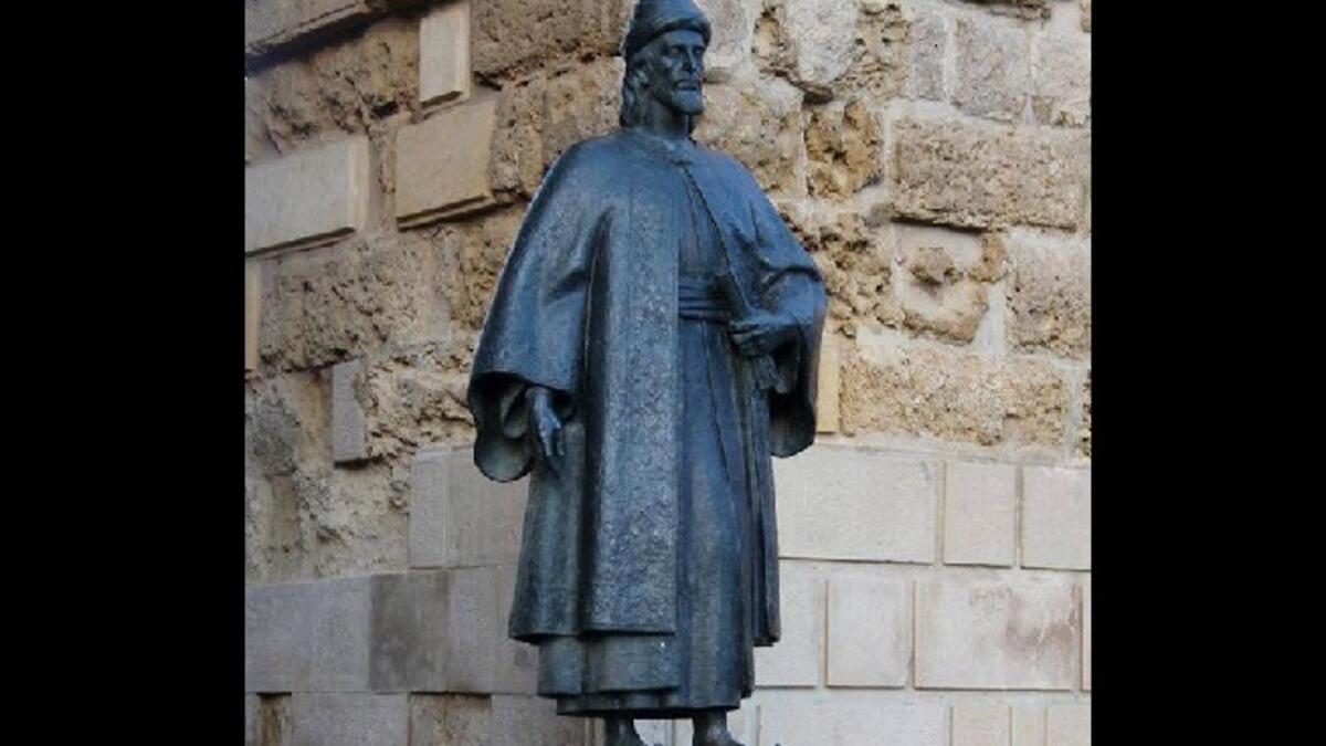 تمثال ابن حزم الأندلسي مؤسس المذهب الظاهري وصاحب كتاب طوق الحمامة الذي لا يزال يحيي العشق الأندلسي.