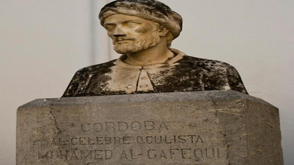 تمثال للعالم محمد الغافقي أحد مؤسسي طب العيون في العالم كله، ولدت في القرن الثاني عشر وتوفي في قرطبة عام 1165، كان خبيرا في جراحة الطب وتخصص في أمراض العيون والقزحية. كتب كتاب من أهم المراجع في تاريخ علم طب العيون، أسماه "دليل طبيب العيون".