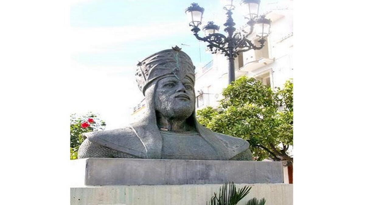 تمثال نصفي للحاجب المنصور، واحد من أعظم من حكم الأندلس، في عهده توسّعت الأندلس أقصى توسعّاتها جغرافيا، كان حمّارًا يببع الحمير، وبذكاءه أصبح الرجل الأول والأهم بالدولة.