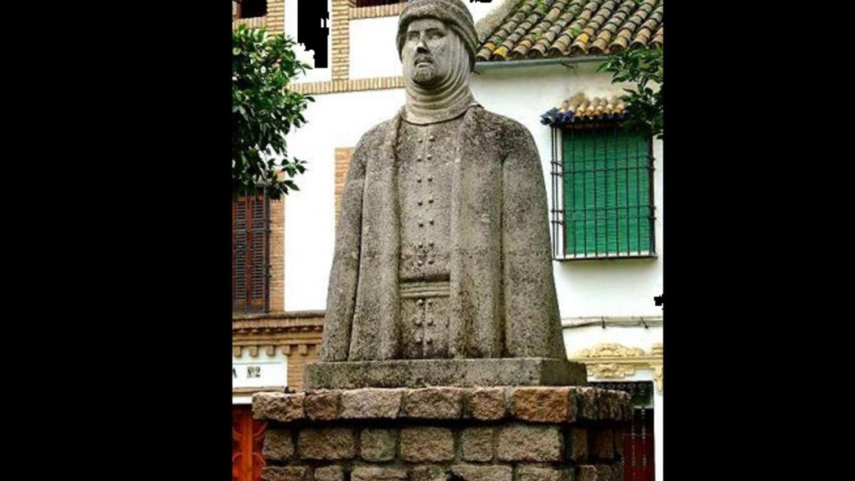 نصب تذكاري في قرطبة  لثاني خلفاء الأندلس عاشق الكتب الأموي الحكم المستنصر بالله "من 915 حتى 976 م" قرأ في حياته 400 ألف مجلد وكتاب ومخطوطة جمعهم في أعظم مكتبة شهدها الأندلس.