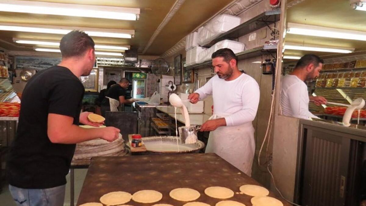 في سوريا والأردن يصوم المسلمون قرابة ال14 ساعة مع درجات حرارة تتراوح حول 35 درجة.